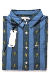 KOSZULA DAMSKA LEE DRAWSTRING SHIRT FROST BLUE L45APWMJ 112110197. Niebieskie koszule damskie Lee, l, bez wzorów, z materiału, bez kołnierzyka, bez ramiączek. W wyprzedaży za 49.99 zł.