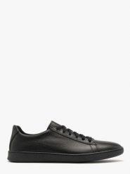 Czarne półbuty męskie w sportowym stylu KRISS. Czarne półbuty męskie RKO, bez wzorów, ze skóry, bez obcasa, bez zapięcia. Za 429.99 zł.