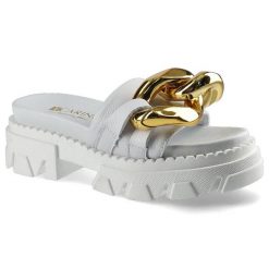 Klapki damskie Carinii, klapki na platformie cholewka z gładkiej skóry naturalnej szeroki pasek z ozdobnym metalowym łańcuchem masywna traktorowa pod. Białe klapki damskie Carinii, na lato, z aplikacjami, ze skóry, eleganckie, bez obcasa, na platformie, bez zapięcia. Za 259.00 zł.