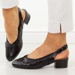 Czarne czółenka damskie na obcasie Jezzi asa200-18. Czarne czółenka damskie Jezzi, na lato, w ażurowe wzory, ze skóry, casualowe, z okrągłym noskiem, bez obcasa, na obcasie, bez zapięcia. Za 199.00 zł.