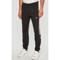 Adidas Originals - Spodnie. Czarne spodnie materiałowe męskie adidas Originals, bez wzorów, z bawełny. Za 269.90 zł.