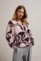 Sweter z geometrycznym wzorem różowy. Czerwone swetry nierozpinane damskie MOODO, s, bez wzorów, z elastanu, bez kołnierzyka, bez ramiączek. W wyprzedaży za 34.98 zł.