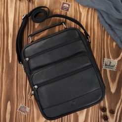 Torba męska na ramię listonoszka skórzana czarna do pracy Paolo Peruzzi T-127-BL. Czarne torby na ramię męskie z materiału, na ramię. Za 259.00 zł.