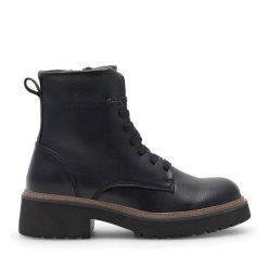 Botki Clara Barson. Czarne botki damskie Clara Barson, bez wzorów, bez obcasa, na płaskiej podeszwie, bez zapięcia. Za 169.99 zł.