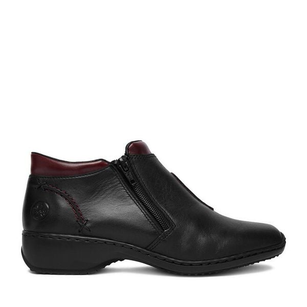 Botki Rieker. Czarne botki damskie Rieker, bez wzorów, bez obcasa, na płaskiej podeszwie, bez zapięcia. Za 349.99 zł.