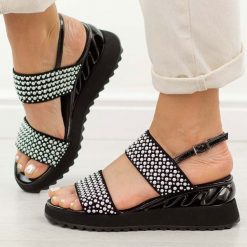 Czarne skórzane sandały damskie na koturnie DiA 3067. Czarne sandały damskie DiA, bez wzorów, ze skóry, bez obcasa, na koturnie, bez zapięcia. W wyprzedaży za 359.10 zł.