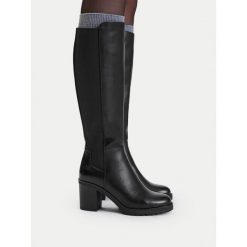 Kozaki JENNY. Czarne kozaki damskie Jenny, bez wzorów, bez obcasa, na słupku, bez zapięcia. Za 229.99 zł.