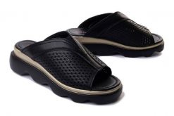 ARTIKER RELAKS 52C1532 czarny, klapki damskie. Czarne klapki damskie Artiker Relaks, na lato, bez wzorów, z gumy, bez obcasa, na koturnie, bez zapięcia. Za 189.90 zł.
