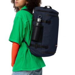 Plecak Eastpak Carry. Niebieskie plecaki damskie Eastpak, bez wzorów, eleganckie. W wyprzedaży za 376.10 zł.