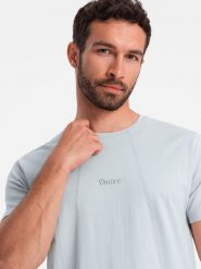 Bawełniana męska koszulka z delikatnym haftem – jasnoszara V4 - Rozmiar: L. Szare t-shirty męskie Ombre Clothing, l, bez wzorów, z bawełny, bez kołnierzyka, bez ramiączek. W wyprzedaży za 19.99 zł.