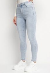 Niebieskie Jeansy Slim Fit z Wysokim Stanem i Ozdobnym Haftem z Sercem Aravira. Niebieskie jeansy damskie Born2be, bez wzorów, z jeansu, z podwyższonym stanem. Za 84.99 zł.