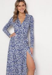 Niebiesko-Biała Maxi Sukienka Taliowana Kopertowa z Materiałowym Paskiem Ailrin. Niebieskie sukienki damskie Born2be, l, bez wzorów, z materiału, eleganckie, bez kołnierzyka, bez ramiączek, maxi, kopertowe. Za 169.99 zł.