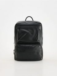 Pojemny plecak z imitacji skóry - czarny. Czarne plecaki męskie Reserved, bez wzorów, ze skóry. W wyprzedaży za 89.99 zł.