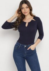 Granatowa Bawełniana Bluzka z Prążkowanej Dzianiny z Rękawami 3/4 i Wycięciem przy Dekolcie Xireal. Niebieskie bluzki damskie Born2be, bez wzorów, z bawełny, eleganckie, bez kołnierzyka, bez ramiączek. Za 34.99 zł.
