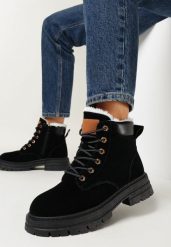 Czarne Botki w Stylu Traperów Mocno Ocieplone Samecia. Czarne botki damskie Born2be, na zimę, bez wzorów, z dzianiny, sportowe, bez obcasa, na płaskiej podeszwie, bez zapięcia. Za 79.99 zł.
