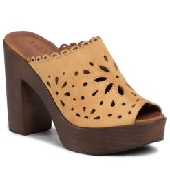 Klapki Lasocki. Brązowe klapki damskie Lasocki, bez wzorów, bez obcasa, bez zapięcia. Za 179.99 zł.