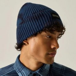 Czapka Connora Fisherman z drukiem unisex. Niebieskie czapki damskie Regatta, na zimę, bez wzorów, z dzianiny, klasyczne. Za 80.00 zł.