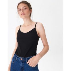 Top basic - Czarny. Czarne topy damskie House, l, bez wzorów, bez kołnierzyka, bez ramiączek. W wyprzedaży za 9.99 zł.