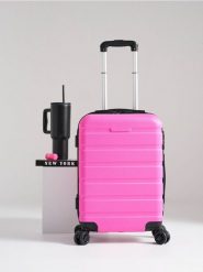 Twarda walizka podróżna na kółkach - różowy. Czerwone walizki damskie Sinsay, bez wzorów. Za 109.99 zł.