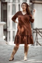 Brązowa sukienka Alicja z falbanką XXL OVERSIZE WIOSNA. Brązowe sukienki damskie Moda Size Plus Iwanek, na wiosnę, s, bez wzorów, z bawełny, bez kołnierzyka, bez ramiączek, mini, oversize. W wyprzedaży za 159.90 zł.