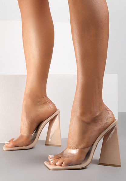 Beżowe Klapki Aurabelle. Brązowe klapki damskie Renee, bez wzorów, z otwartym noskiem, bez obcasa, na obcasie, bez zapięcia. Za 49.99 zł.