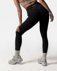 Damskie legginsy modelujące z wysokim stanem na fitness – czarny. Czarne legginsy damskie AESTHETIC WOLF, bez wzorów, z dzianiny. Za 269.99 zł.