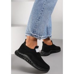 Czarne Buty Sportowe Briwen. Czarne obuwie sportowe damskie Renee, z aplikacjami, z jeansu, bez zapięcia. Za 39.99 zł.