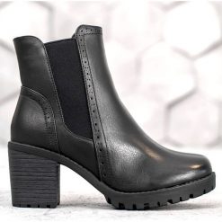 J. Star Wsuwane Botki Na Platformie czarne. Czarne botki damskie J.Star, bez wzorów, ze skóry ekologicznej, eleganckie, bez obcasa, na platformie, bez zapięcia. Za 129.00 zł.