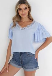 Niebieska Bluzka Aedadia. Niebieskie bluzki damskie Born2be, m, z aplikacjami, z koronki, eleganckie, bez kołnierzyka, bez ramiączek. Za 29.99 zł.