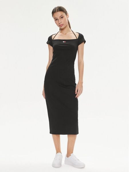 Tommy Jeans Sukienka letnia Badge DW0DW17943 Czarny Slim Fit. Czarne sukienki damskie Tommy Jeans, na lato, xs, bez wzorów, z jeansu, bez kołnierzyka, bez ramiączek. Za 299.99 zł.