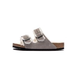 Klapki damskie Birkenstock Arizona Shearling. Klapki damskie Birkenstock, bez wzorów, z materiału, bez obcasa, bez zapięcia. Za 590.10 zł.