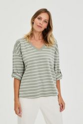 Bluza w paski oliwkowa. Zielone bluzy damskie MOODO, l, bez wzorów, z bawełny, bez ramiączek, bez kaptura. Za 99.99 zł.