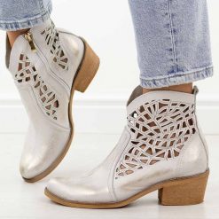 Złote skórzane Polskie botki damskie, kowbojki ażurowe na obcasie Deoni Ko-07B. Żółte botki damskie Deoni, na jesień, w ażurowe wzory, z jeansu, boho, bez obcasa, na obcasie, bez zapięcia. Za 539.00 zł.