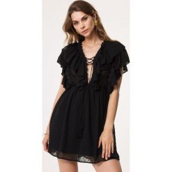 Czarna Sukienka Agrestal. Czarne sukienki damskie Born2be, na imprezę, l, z aplikacjami, z tkaniny, bez kołnierzyka, bez ramiączek, mini. Za 179.99 zł.