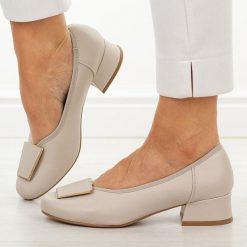 Białe czółenka damskie na obcasie M.Daszyński Sa279-1. Białe czółenka damskie M.Daszyński, na lato, z aplikacjami, ze skóry, casualowe, z okrągłym noskiem, bez obcasa, na obcasie, bez zapięcia. W wyprzedaży za 179.10 zł.