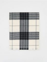 Szal w kratę - czarny. Czarne szaliki męskie Reserved, bez wzorów. W wyprzedaży za 39.99 zł.