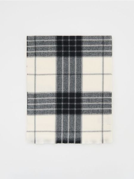 Szal w kratę - czarny. Czarne szaliki męskie Reserved, bez wzorów. W wyprzedaży za 39.99 zł.