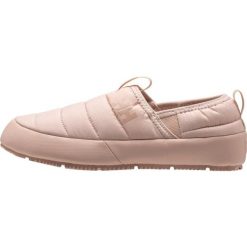 Damskie buty trekkingowe Helly Hansen Cabin Loafer. Czerwone obuwie trekkingowe damskie Helly Hansen, bez zapięcia. Za 323.50 zł.