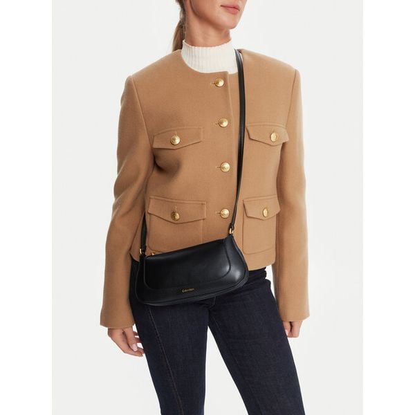 Torebka Calvin Klein. Czarne listonoszki damskie Calvin Klein, bez wzorów, bez dodatków. Za 219.99 zł.