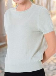 Sweter z krótkim rękawem - zielony. Zielone swetry nierozpinane damskie Sinsay, l, bez wzorów, bez kołnierzyka, bez ramiączek. W wyprzedaży za 19.99 zł.
