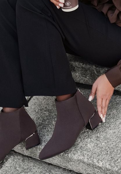 Brązowe Botki Vices na Geometrycznym Obcasie Alurrive. Brązowe botki damskie Born2be, bez wzorów, z jeansu, eleganckie, bez obcasa, na obcasie, bez zapięcia. Za 119.99 zł.