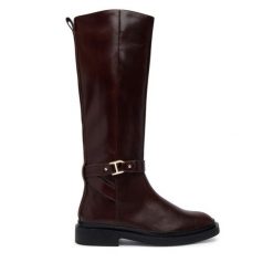 Kozaki Clarks. Brązowe kozaki damskie Clarks, bez wzorów, bez obcasa, na płaskiej podeszwie, bez zapięcia. Za 779.99 zł.