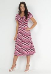 Fuksjowa Sukienka Taliowana z Marszczeniem w Geometryczny Wzór Garnette. Czerwone sukienki damskie Born2be, m, bez wzorów, eleganckie, bez kołnierzyka, bez ramiączek, midi. Za 129.99 zł.