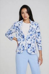Marynarka w kwiaty błękitna. Niebieskie marynarki i żakiety damskie MOODO, bez wzorów, z elastanu, bez kołnierzyka, bez ramiączek. Za 199.99 zł.