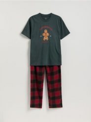 Dwuczęściowa piżama ze świątecznym nadrukiem - ciemnozielony. Zielone piżamy męskie Reserved, l, bez wzorów, z bawełny, bez kołnierzyka, bez ramiączek. Za 139.99 zł.