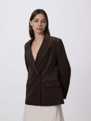 Marynarka z domieszką wełny - ciemnobrązowy. Brązowe marynarki i żakiety damskie Reserved, bez wzorów, z lyocellu, bez kołnierzyka, bez ramiączek. Za 279.99 zł.