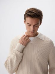 Sweter polo - beżowy. Brązowe swetry męskie Reserved, l, bez wzorów, z bawełny, bez kołnierzyka, bez ramiączek. W wyprzedaży za 49.99 zł.