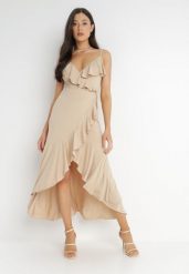 Beżowa Kopertowa Sukienka na Ramiączkach Zdobiona Falbanami Adathe. Brązowe sukienki damskie Born2be, l, z aplikacjami, eleganckie, bez kołnierzyka, bez ramiączek, midi, kopertowe. Za 109.99 zł.