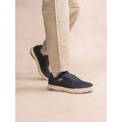 Lekkie trampki z recyklingowanej tkaniny TBS. Niebieskie trampki i tenisówki damskie TBS, bez wzorów, z tkaniny, bez zapięcia. Za 382.00 zł.