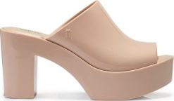 Melissa Klapki Melissa Mule Ad M32233-AL350. Klapki damskie Melissa, bez wzorów, sportowe, bez obcasa, bez zapięcia. Za 377.30 zł.